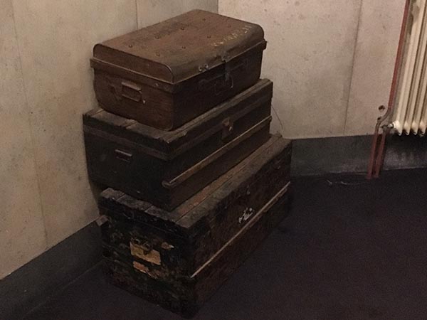 emmigrant suitcases at Hotel New York 1