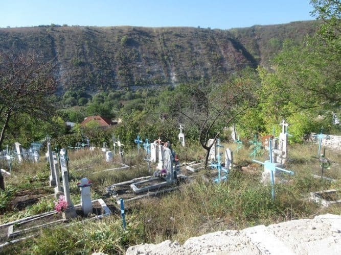 A Old Oreil old cemetary by cliffs.