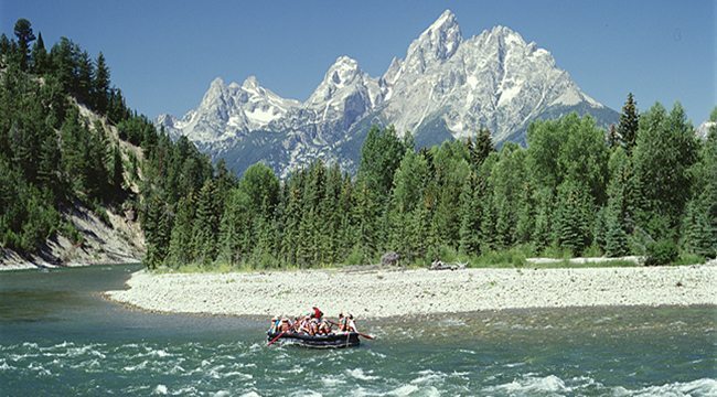 The plentiful rivers and lakes of Wyoming call to boaters