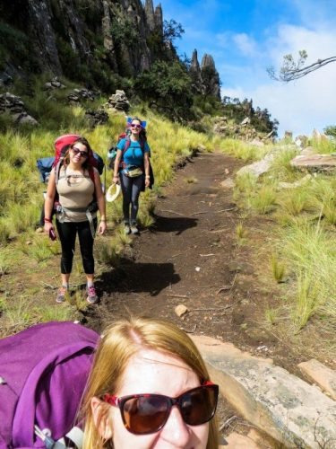  gå langs stien fra chat Vila til Incamachay på den første dag i vores trek i Bolivia. Steph Dyson fotos.