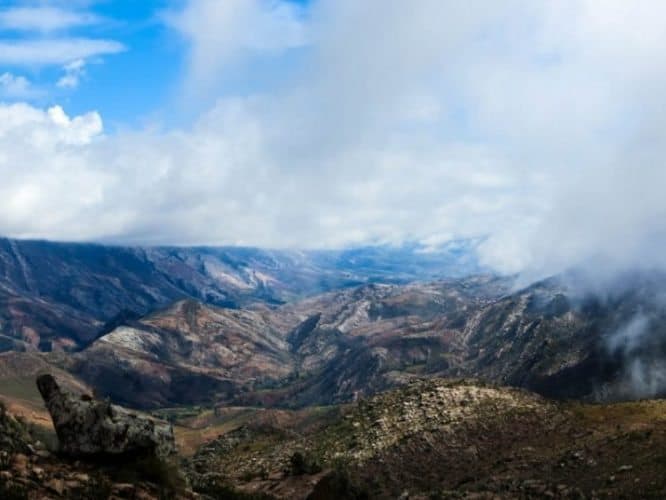 Viste attraverso la campagna ultraterrena dal sentiero di Incamachay.