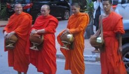 monks-reciting-dharma