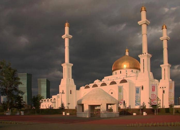 The center dome of the mosque is made up of gilded aluminum.