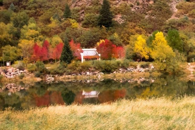 house by a lake in Colorado Zephyr