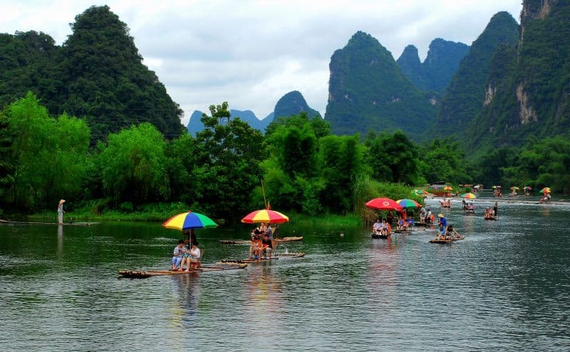 Li River raft convoy in Guilin, China. Harvey Thomlinson photos.