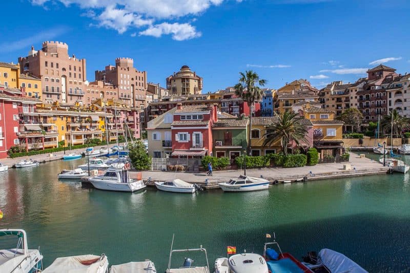 Picturesque beach property in Valencia, Spain where people can park their boats freely and take a stroll.