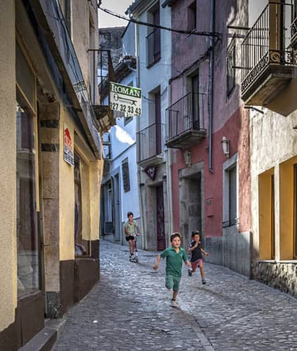 Children play on the streets of Trujillo