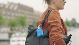 KLM Care Tag attached to a woman's purse, serving as a helpful city guide.