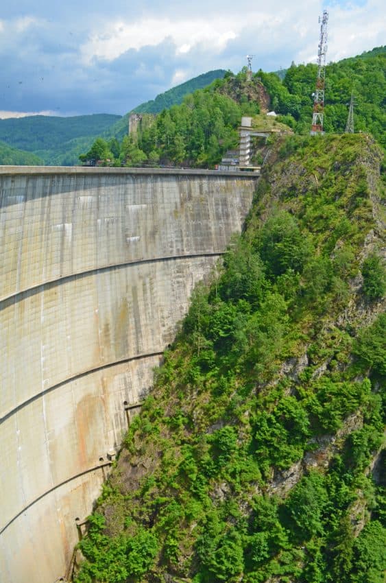 The curved Vidaru Dam