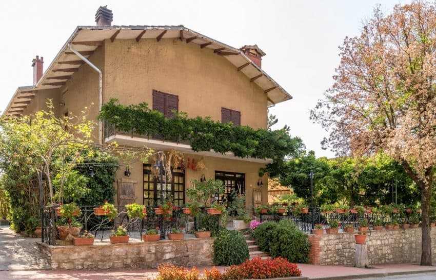 In the heart of Paciano, Italy is the quaint local restaurant l’Oca Bruciata