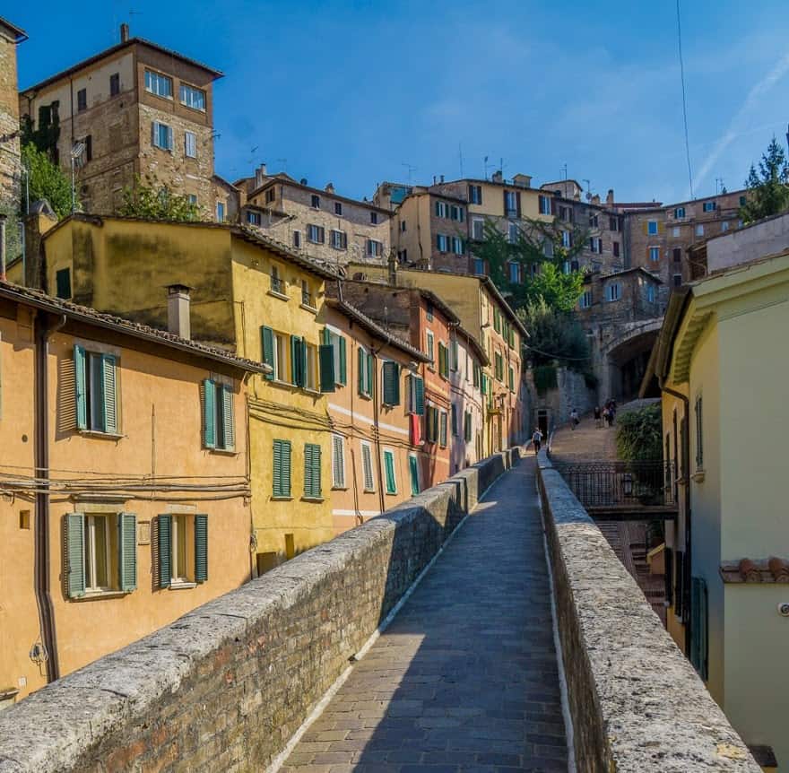 An ancient Roman aqueduct, the Via dell' Acquedotto, connects two hilly sections of Perugia and makes a delightful walking path.