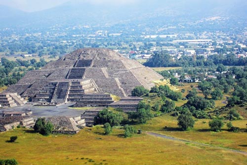 Teotihuacan, Xochimilco: Fantastic Daytrips 3 The Pyramid of the Moon from atop the Pyramid of the Sun - Teohuatiacan