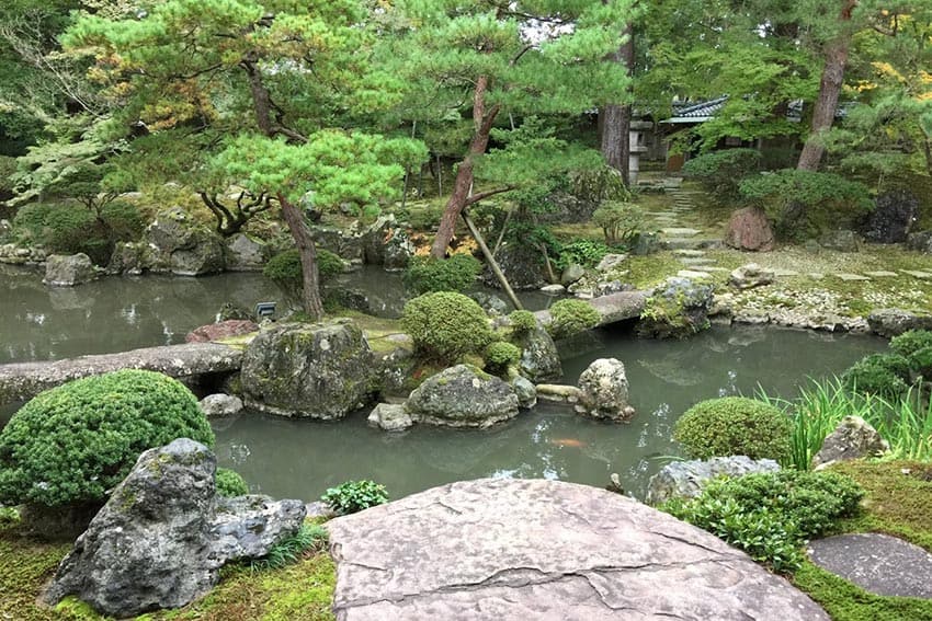 The garden at the Northern Culture Museum was designed in a "walk-around" style.