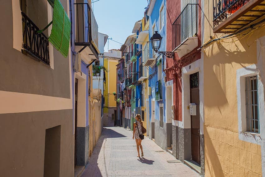 Spain's Alicante Awaits 17 Explore the old town centre "El Barrio" with its narrow alleys and colourful houses.