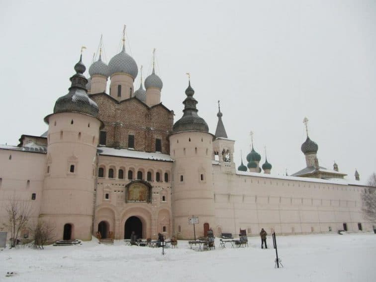 Rostov, Russia's Home to the Golden Domes 8 Rostov Kremlin is a fortress complex with monastery and offices inside.