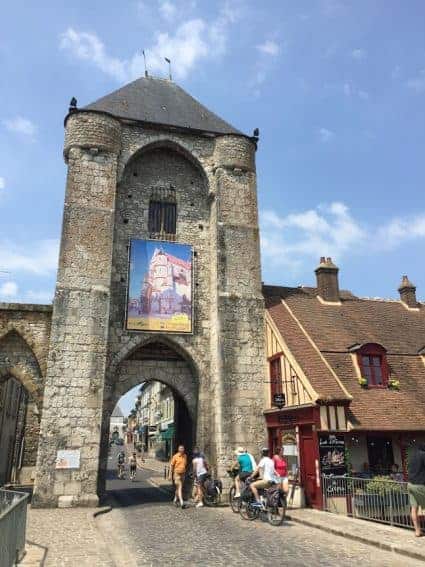 Gate of Bourgogne and attached to it on the right, the creperie of the village, La Poterne.