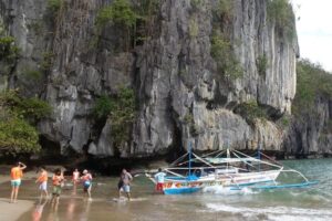 cliffs-surrounding-the-bay