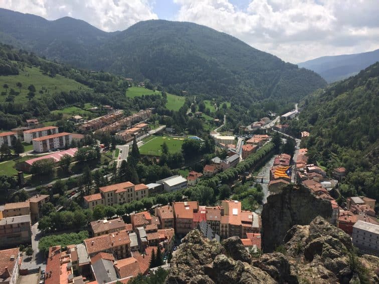 The Estelada billowing above the village