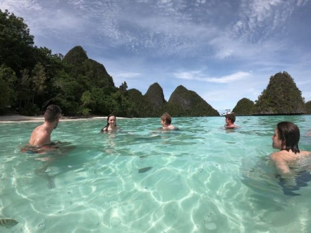 swimming Raja Ampat,Yacht cruising