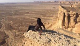 Saudi Arabia: Trying the feeling to look at the whole desert from the edge of the world. Federica Petrilli photos.