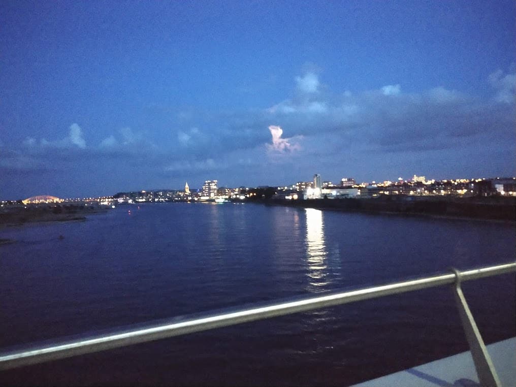 A full moon over the city of Nijmegen as seen from De Oversteek bridge.