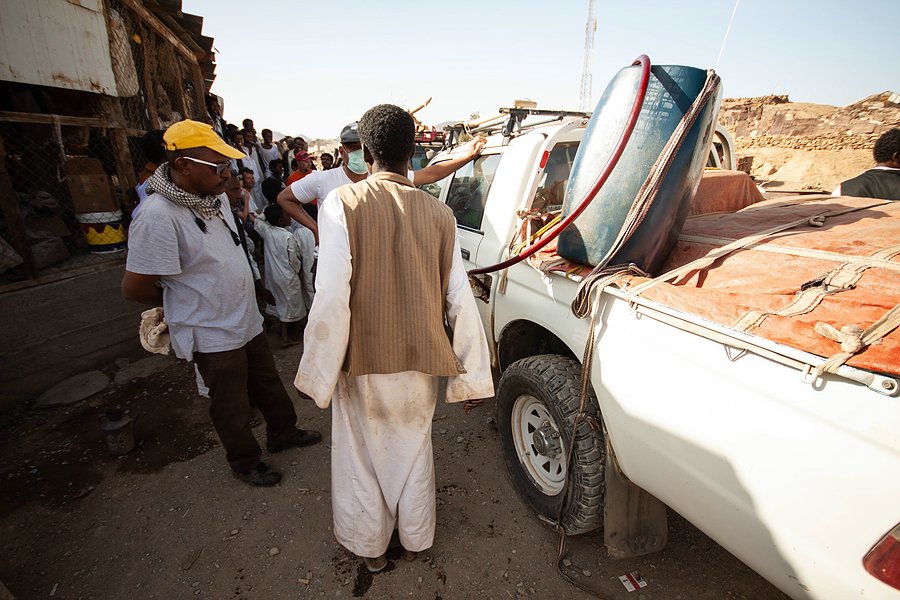 A Sudanese petrol station deep in the desert, that´s how we filled up with diesel