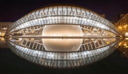 La Hemisfèric looks like a human eye and represents the eye of knowledge