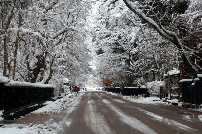 Snowbound Nomad: A Guide To Winter Driving 4 Kakunodate receives heavy snowfall in winter but also fewer tourists. Beth Rieber photos.