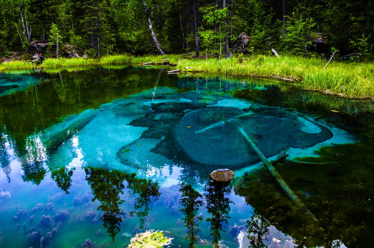 This lake is located on 796 km of the Chui tract, near the village of Aktash. From the base of rest to the lake there is an equipped eco-trail. You can swim in the lake, but the water is icy and the bottom is clay, and there are practically no approaches to water. Around the lake there is a path, which allows you to bypass it in a circular way. 5. Base of the rest, Myony