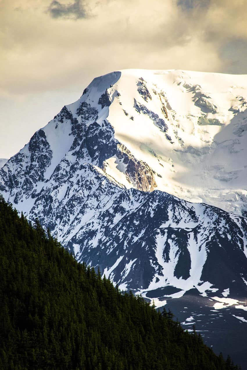 North-Chui Range, Mountain Altai. It is one of the largest ridges of the Central Altai. It combines the severity of snow-covered high mountains and the freshness of alpine meadows. In this ridge there are several large glaciers. The daily temperature in the area of the North-Chui ridge does not rise above + 25 ºC, and at night it can drop to -5 ºC. 