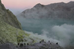 Hikers at the bottom of the crater.