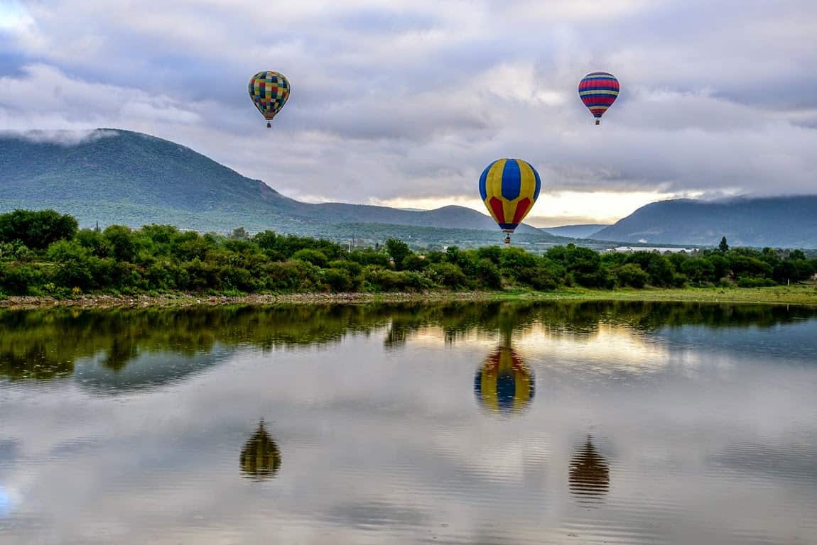 Una de las mejores formas de ver los lugares de interés de San Miguel de Allende, ubicado en el estado de Guanajuato, es en un viaje en globo aerostático temprano en la mañana. 