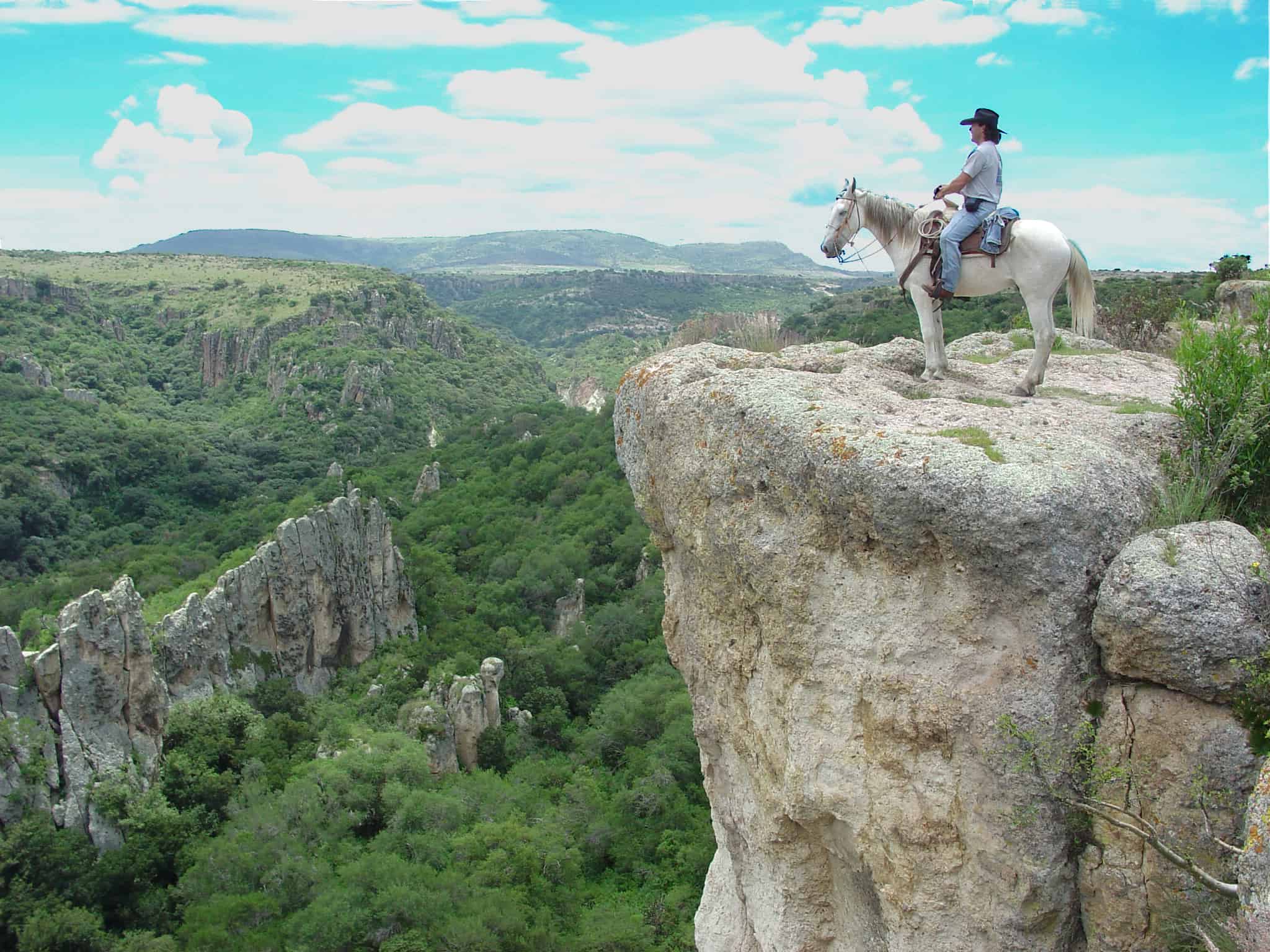 Montar a caballo en el Cañón del Coyote, cerca de San Miguel de Allende, México.