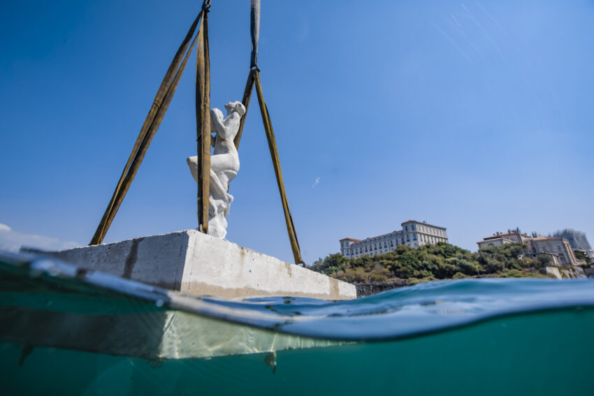 Sculpture being lowered into water. Guillaume Ruoppolo Photos. 