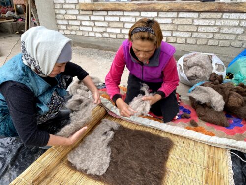 The women explained how the second layer should be perpendicular to the first.