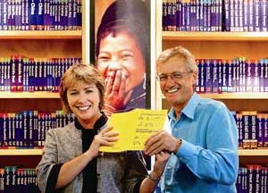Tony and Maureen Wheeler Sharing the World 6 The Wheelers with their first guidebook