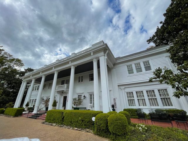 Upscale Bed and Breakfast in Bellhaven neighborhood in Jackson. Upscale Bed and Breakfast in Bellhaven neighborhood in Jackson.