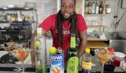 Mixologist Daryl Brooks and his prize-winning Tamarind Martini at Hot Spot © S. Kurtz