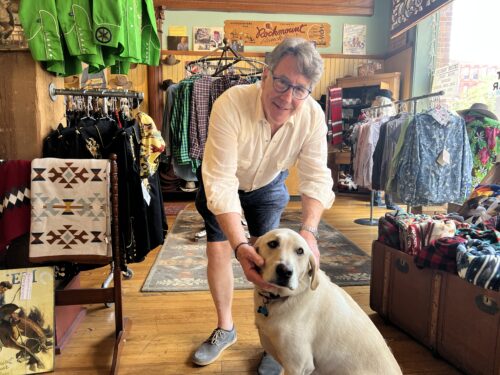 Rockmount Ranch Wear third-generation owner Steve Weil with store greeter Humbolt © S. Kurtz