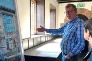 Peter Trowles describing Mackintosh drawings in Glasgow.