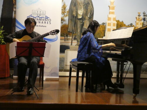 Takeshi Tezuka (guitar) and Yoko Takaki (piano) perform at the Segovia Museum in Linares.