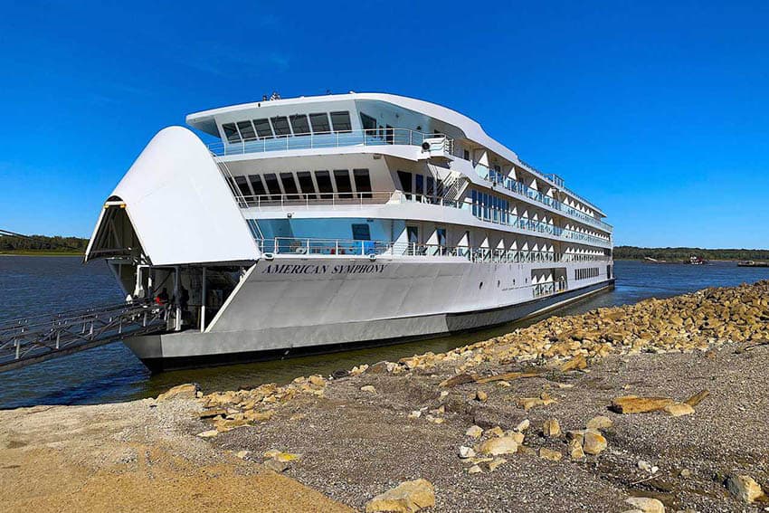 American Symphony docked on the Mississippi River. Jackie Finch photos.