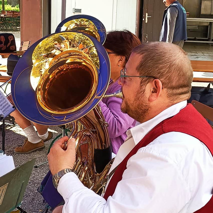 Hirschgarten's Um-paah band.