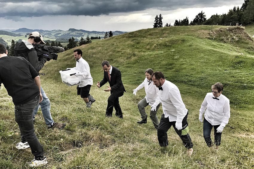 Null Stern Hotel: A Bed on a Mountaintop! 10 Butler Training