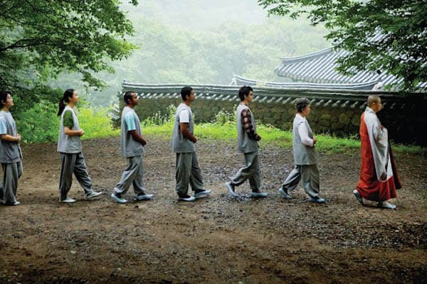 Zen and Temple Stays in South Korea 7 Walking meditation (Photo by Cultural Corps of Korean Buddhism)