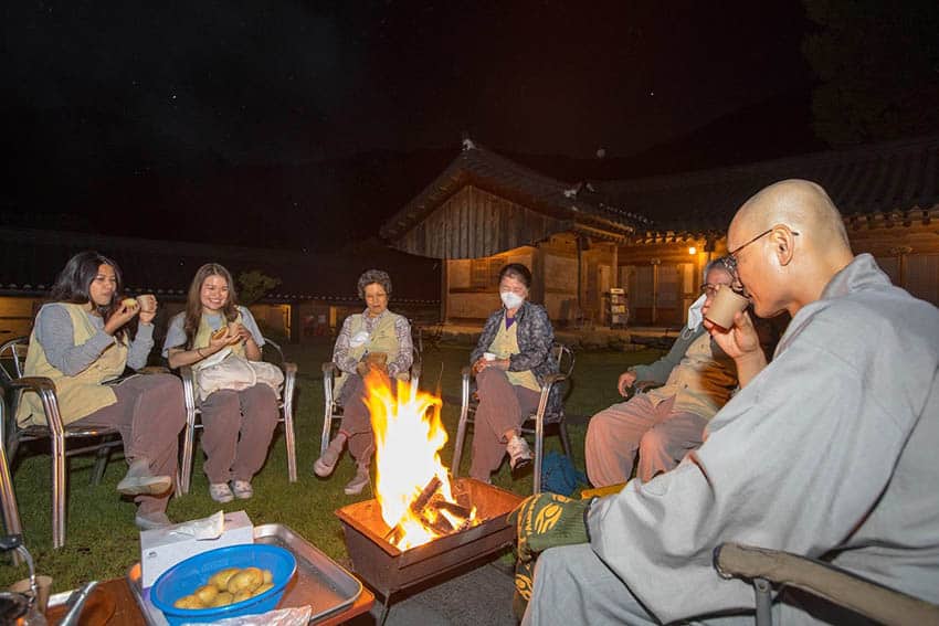 Zen and Temple Stays in South Korea 1 Bonfire camping at Yongmunsa temple (Photo by Cultural Corps of Korean Buddhism)
