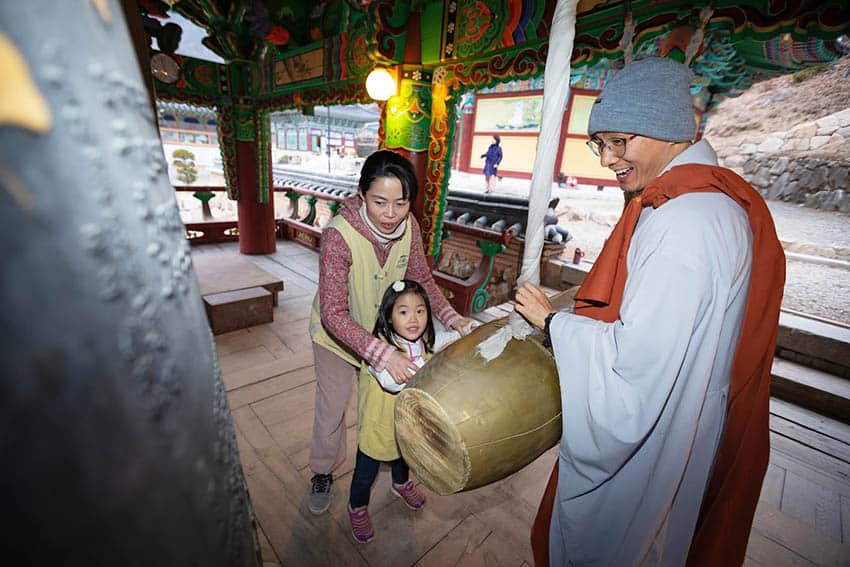 Zen and Temple Stays in South Korea 8 At the bell pavilion, visitors have the opportunity to chime the bell (Photo by Cultural Corps of Korean Buddhism)