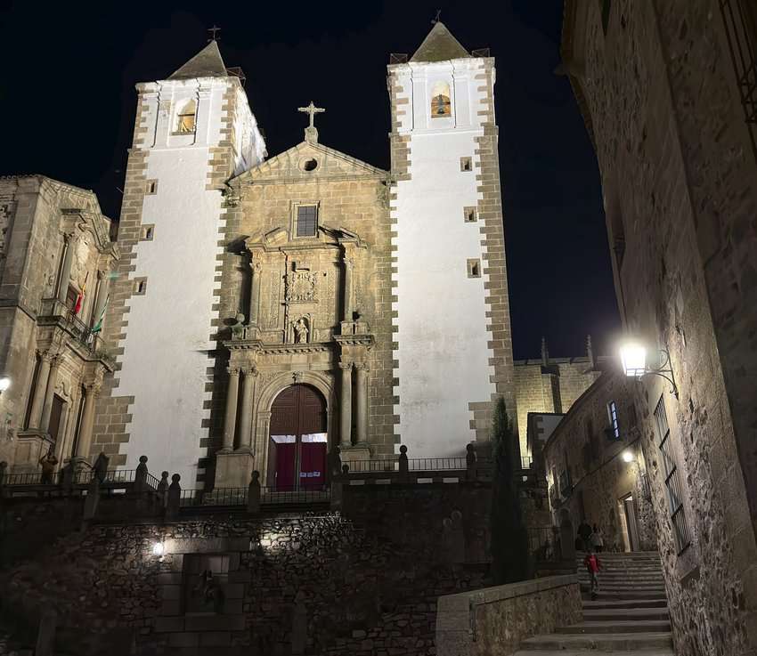 Not to be missed is a peaceful stroll through the old town of Cáceres at night when the buildings are illuminated, such as the Co-Cathedral of Santa María.