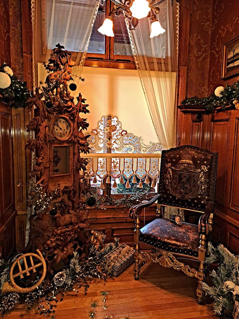 Milwaukee: Small City, Big Outlook 10 Captain Frederick Pabst’s chair and cuckoo clock