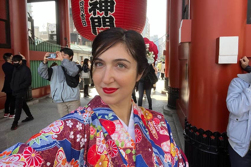 Wearing a Kimono in Japan 8 Me in front of Kaminarimon gate